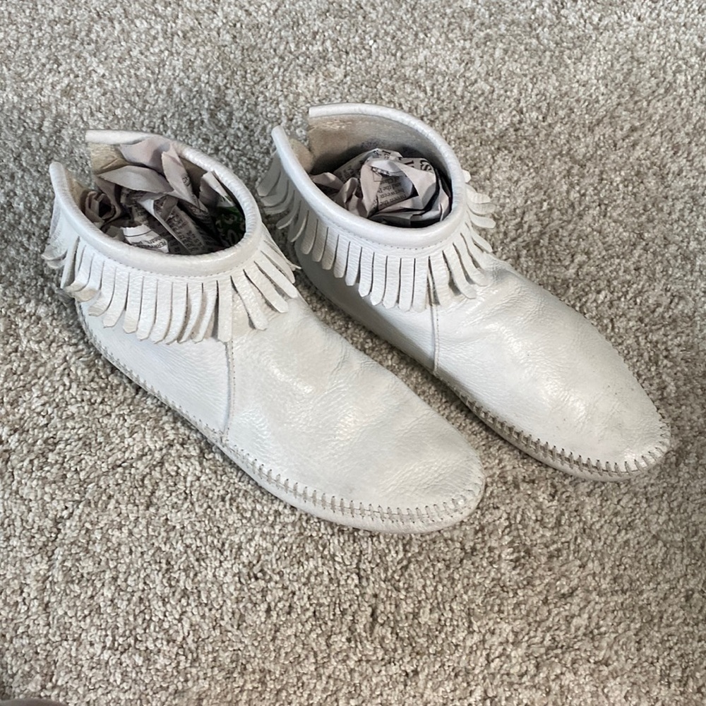 White Back Zip Softsole Boot Minnetonka Moccasin size 7.5